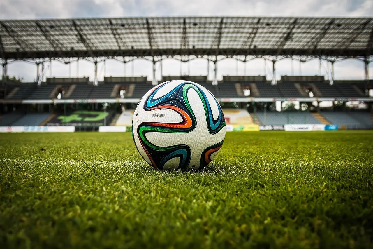 Fodbold foran tribuner