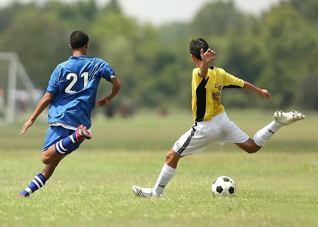To spillere i duel om bolden